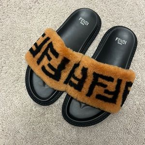 Shearling slides